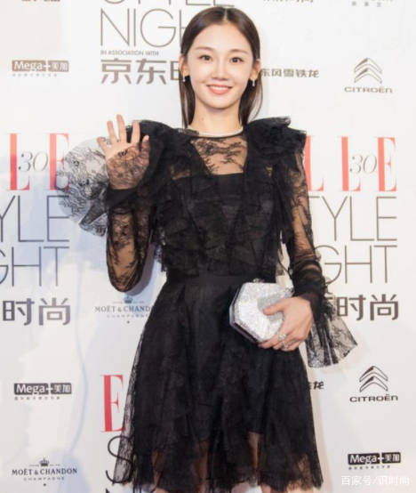设计 苗苗不愧是天然气质美女，穿黑色工装也那么迷人，郑恺真有福气了