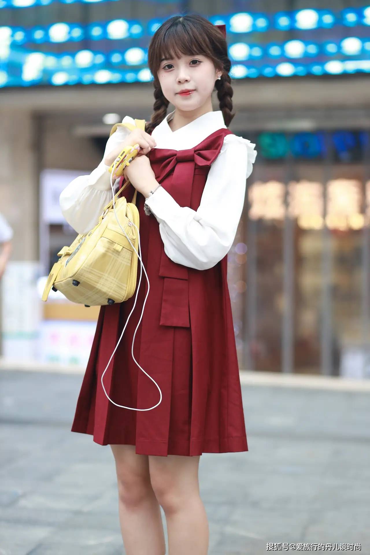 小姐姐穿搭真减龄!白色翻领衬衫搭配红色背带裙,少女感十足