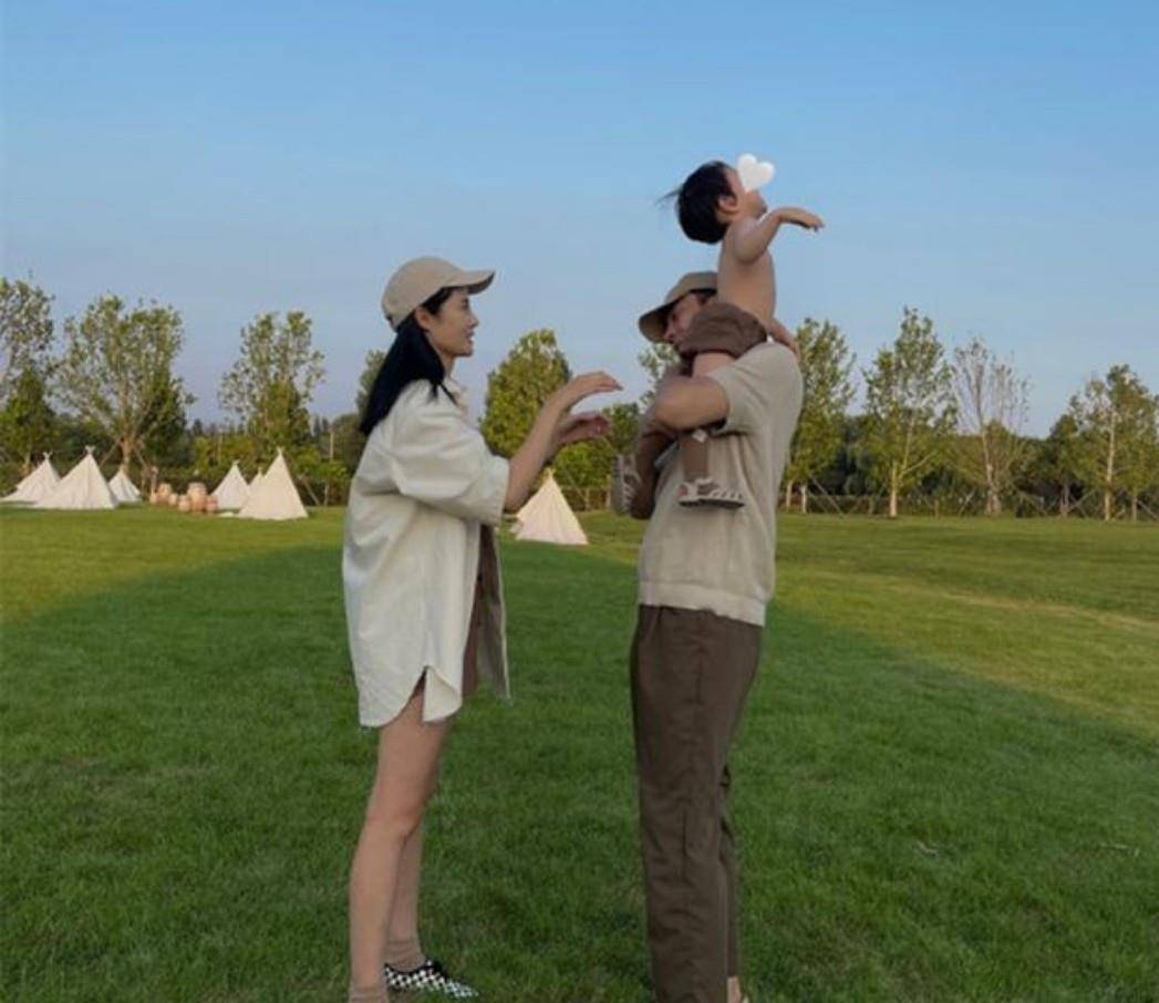 整体 李光洁带家人出门游玩，小10岁的妻子穿白衬衫出镜，大长腿真吸睛
