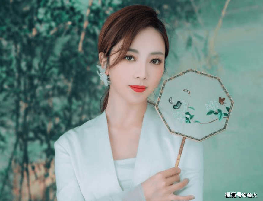 设计 李思思穿旗袍拍大片,紧身设计小蛮腰尽显,手拿扇子遮半边脸太唯美