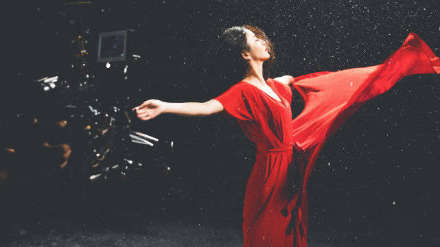 赵丽颖 佟丽娅离婚后惊艳绽放！穿中国红裙出演MV比赵丽颖绝美，跳舞美到爆