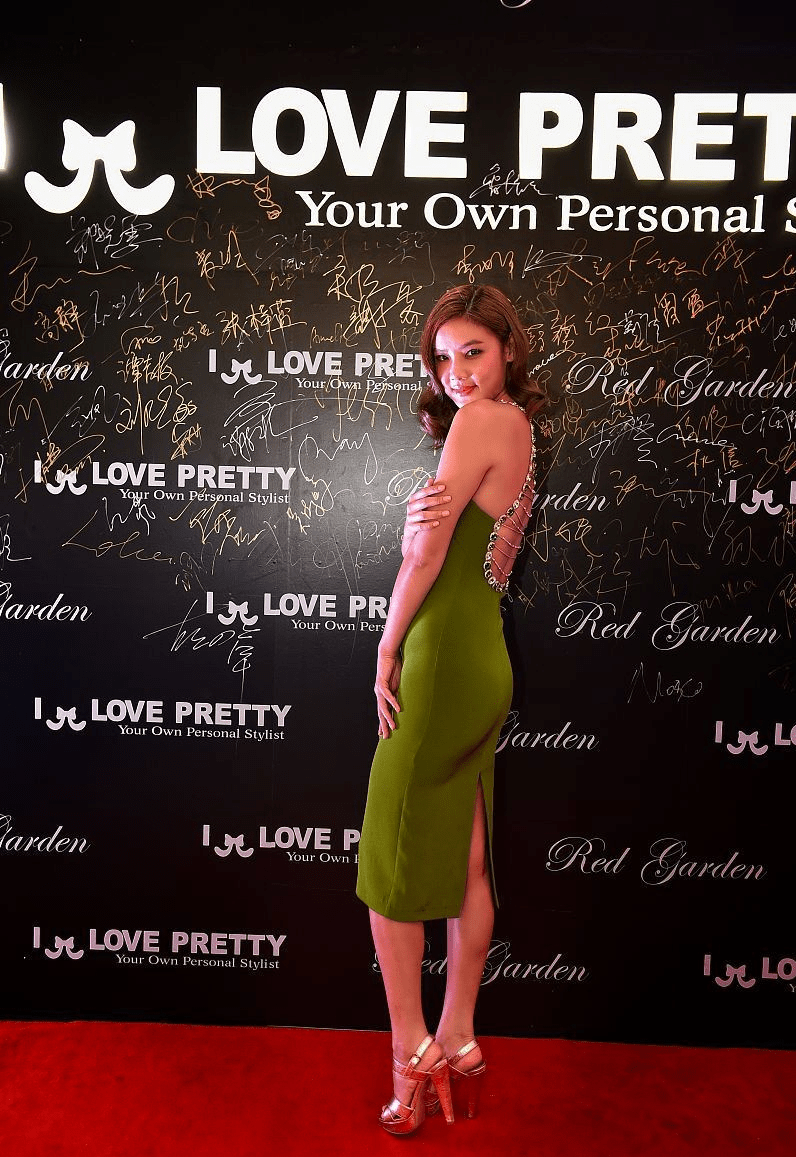 设计 乐基儿真符合欧美审美标准，身材看着有点壮，但穿露背裙挺撩人的