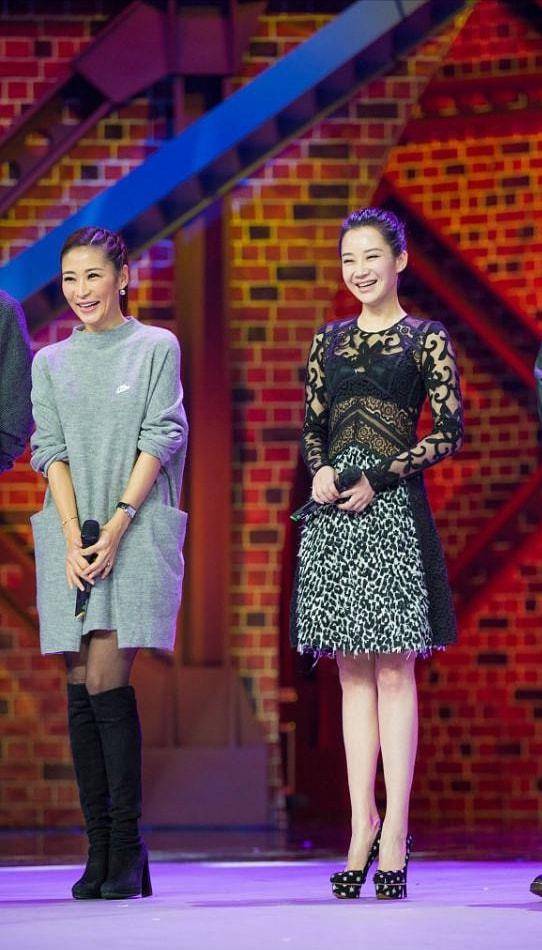 保养 许晴状态保养得好，穿蕾丝装透白嫩肤色，真该加个外套遮一遮