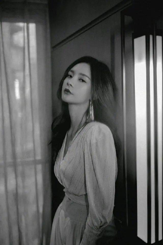 亮片 沈梦辰真懂打扮,“上衣下塞”穿法穿出好比例,身材主持人中拔尖