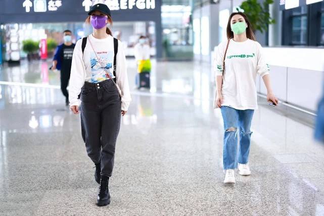 身材 阿娇阿Sa亮相机场,两人都用卫衣配牛仔裤,穿出的效果相差却很远
