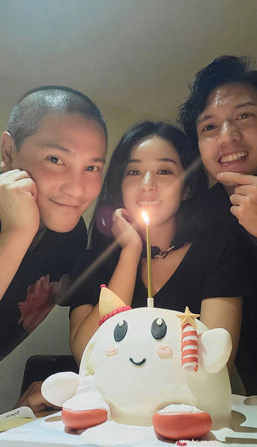 脖颈 赵丽颖庆生男闺蜜作陪，穿T恤戴脖颈带脸瘦一圈，单身女王不愁追