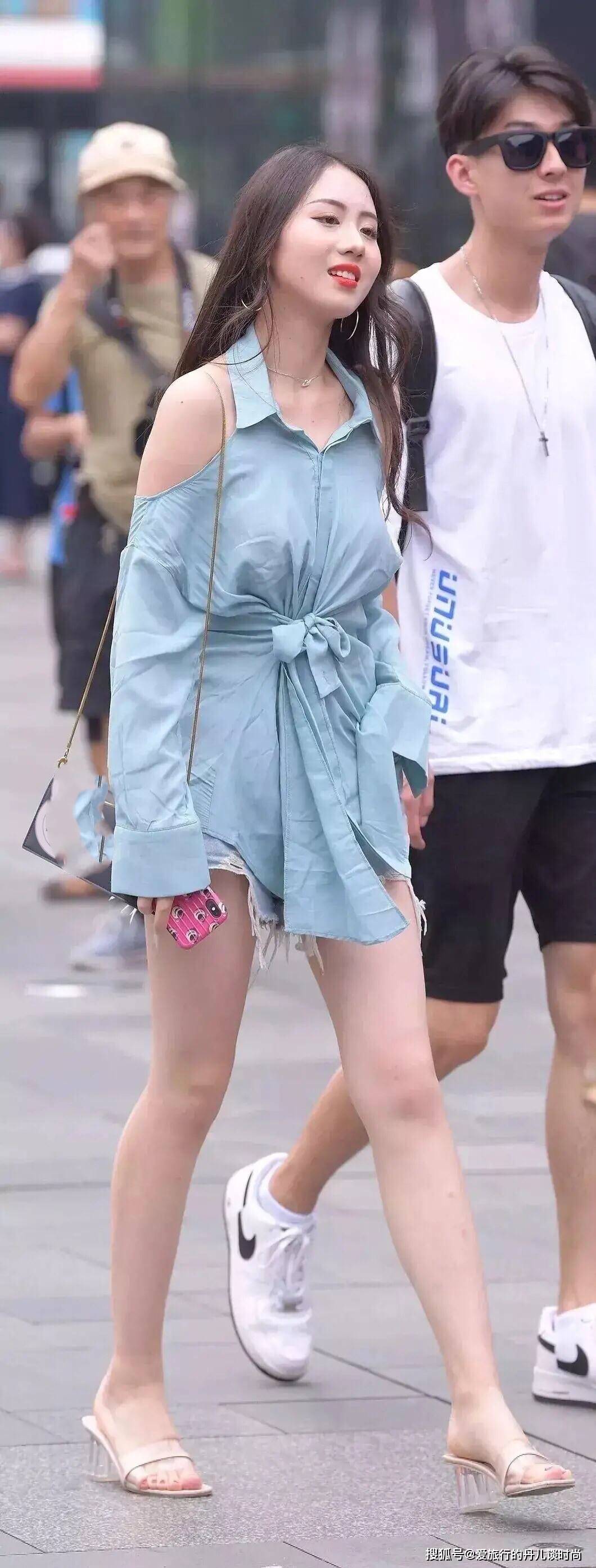 蓝色 蓝色露肩衬衫搭配牛仔短裤，甜美而又精致，女人味十足