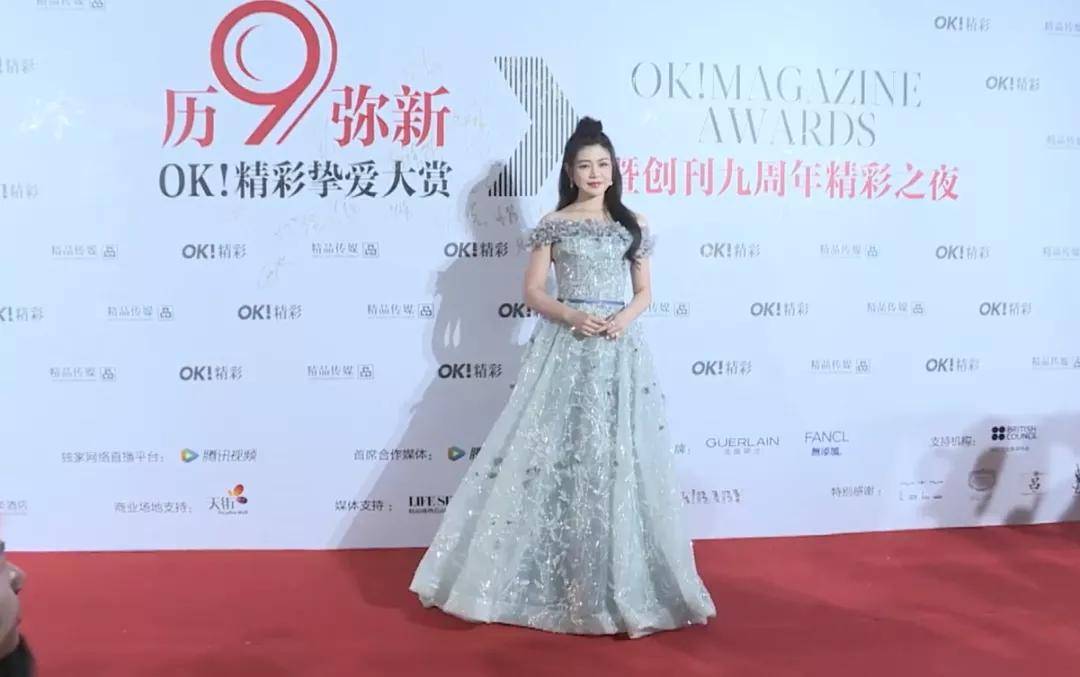 黄圣依 精彩之夜女星比美：邓萃雯宛若霸总，黄圣依颖儿高开衩长裙秀长腿