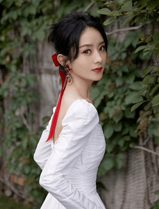 黑色 赵丽颖离婚后首个生日超低调！穿黑T被异性好友宠成公主，气质开挂