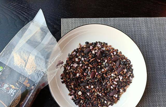 杂粮|1张大饼吃到撑，老两口的营养早餐走红，网友：1顿吃掉20种食材