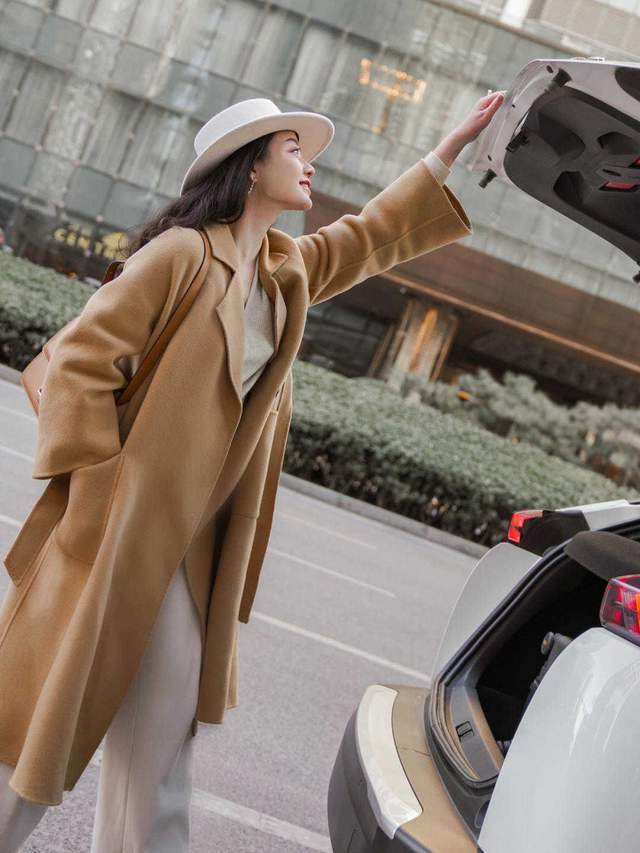 大衣 40+在秋冬该怎么穿?一件大衣搭配百褶裙高级洋气,又飒又美