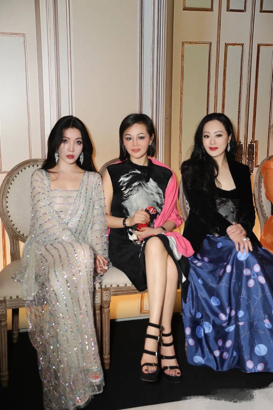 贵妇 章小蕙才是富贵花本花，穿长裙配西装打扮成贵妇范，哪里像老人！