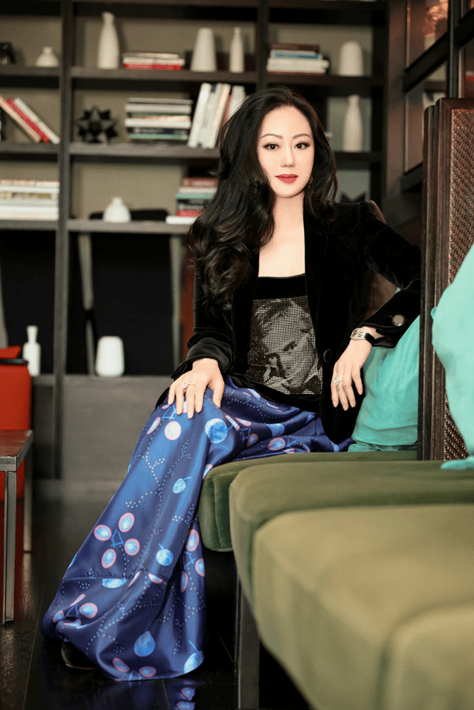 灯芯绒 58岁章小蕙好奢华！穿西装配半身裙看秀，俩鸽子蛋钻戒让人看羡慕