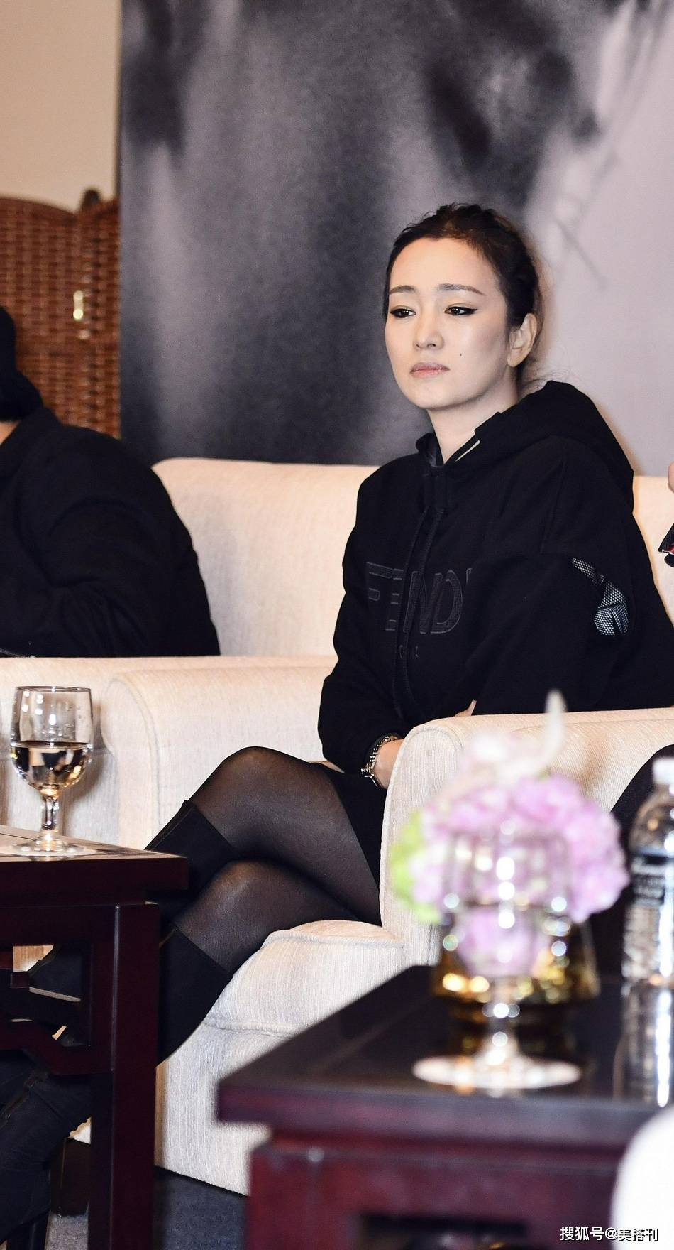 全黑 巩俐真敢穿！55岁卫衣配黑丝高筒靴，这造型一般人穿土气又媚俗