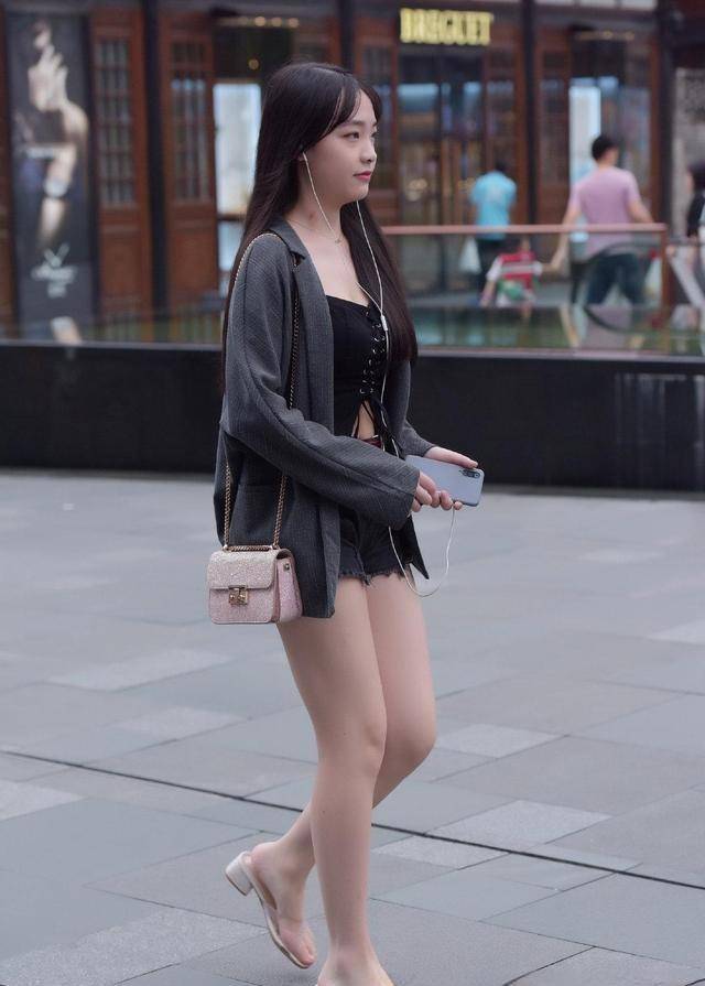 黑色 心思别致的瑜伽裤更显优雅大方的气质，美出了优雅感，还显年轻