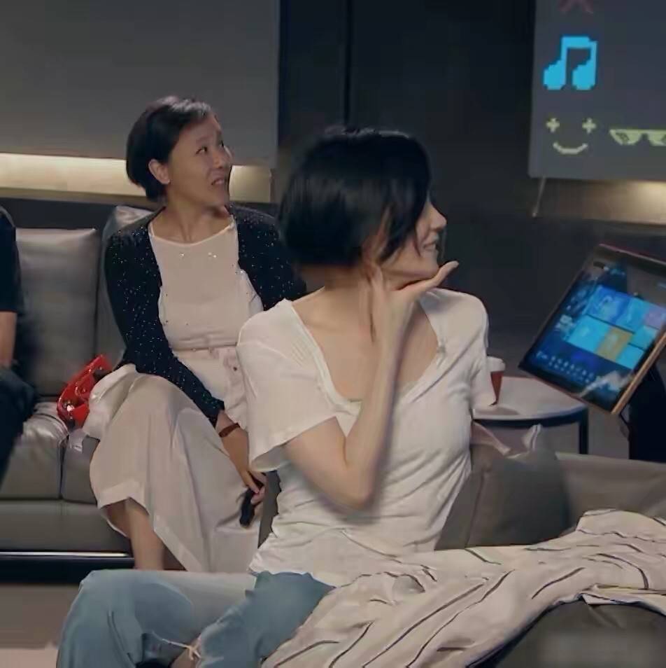 工装裤 52岁王菲从不赶时髦，穿马甲配工装裤，简单随性却难掩高级气质