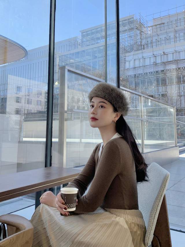 大衣 40+在秋冬该怎么穿?一件大衣搭配百褶裙高级洋气,又飒又美