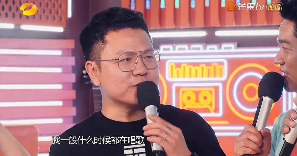 大姐|芒果台真敢想,凤凰传奇被网约车小哥惊到,这露天K歌节目太带劲