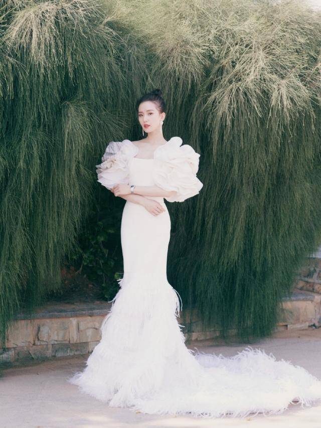 流苏 刘诗诗状态再攀高峰,穿鱼尾流苏裙优雅高级,凹凸身材比婚前还好