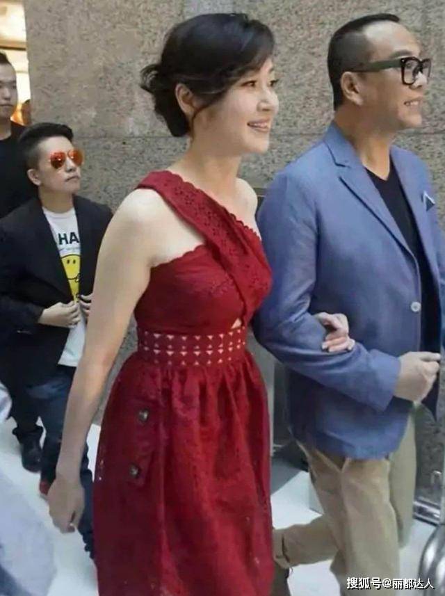 设计 没有了美颜滤镜之后的万绮雯,身材真实更显气质,穿红裙也养眼