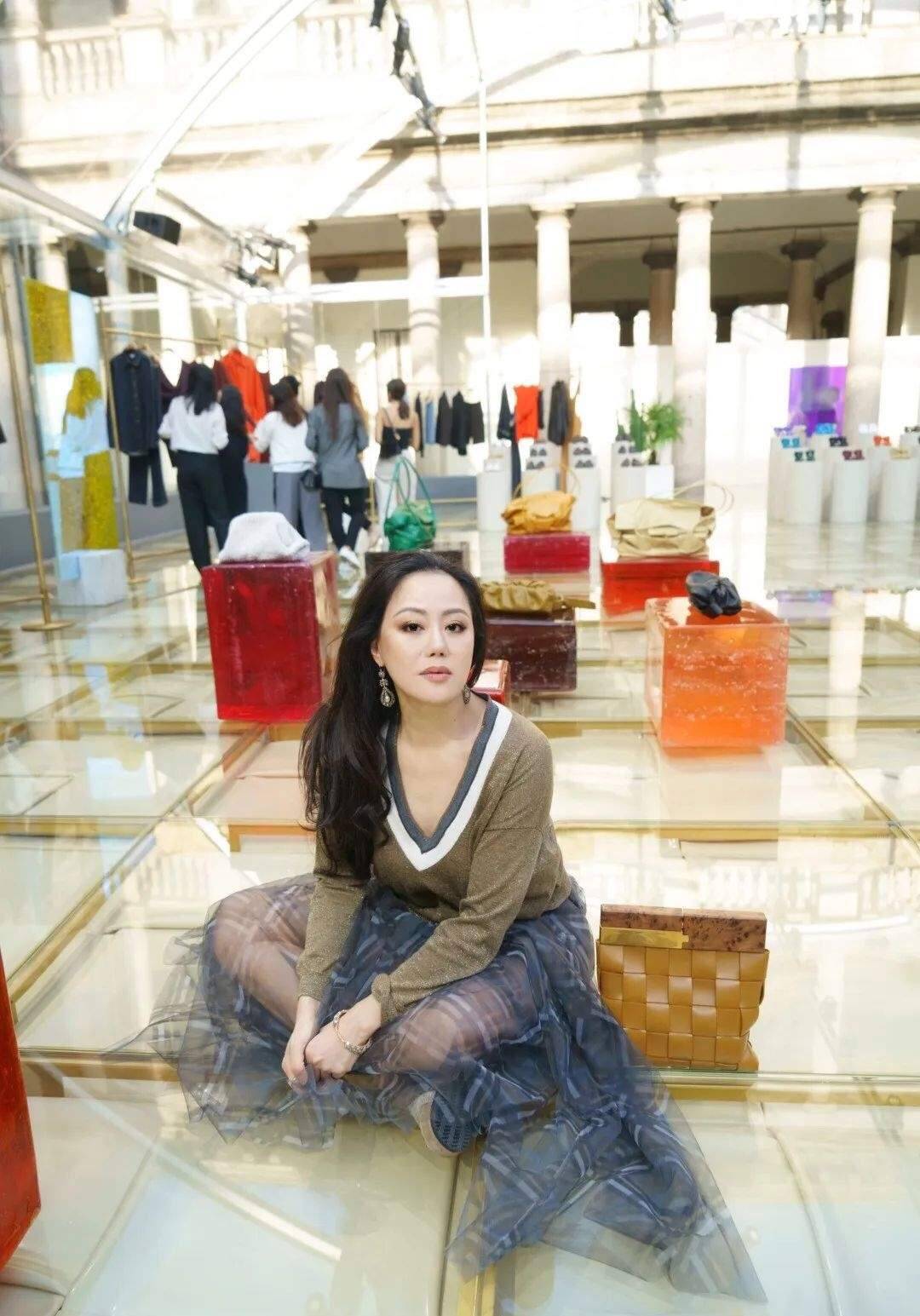 灯芯绒 58岁章小蕙好奢华!穿西装配半身裙看秀,俩鸽子蛋钻戒让人看羡慕