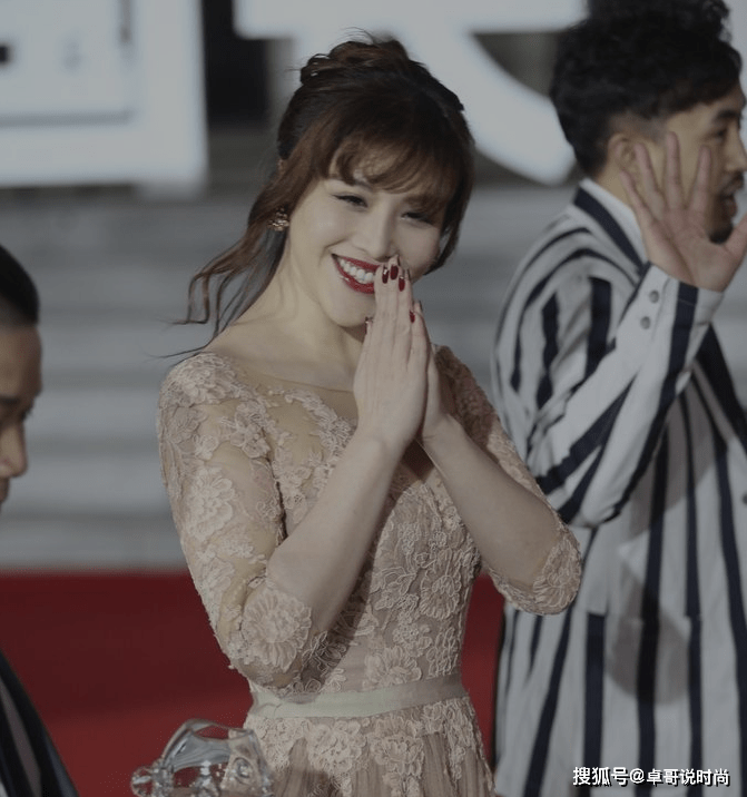 好身材 刘翔前妻葛天真敢穿，穿黑色开叉西装裙，白皙肤色好身材一目了然