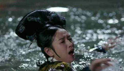 如懿传皇后落水为什么玫嫔愉妃纯贵妃都没有去营救呢
