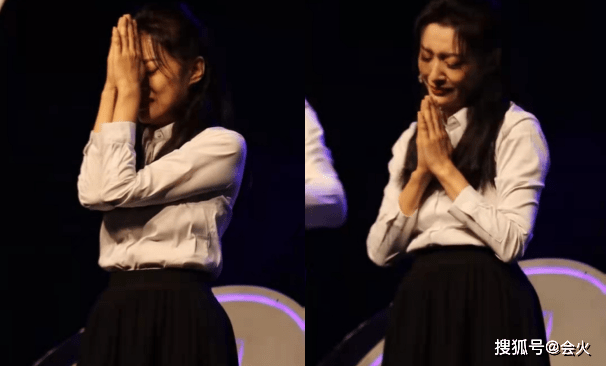 观众53岁周涛舞台上伤心痛哭！获男演员牵手安慰，穿白衬衫黑裙显年轻