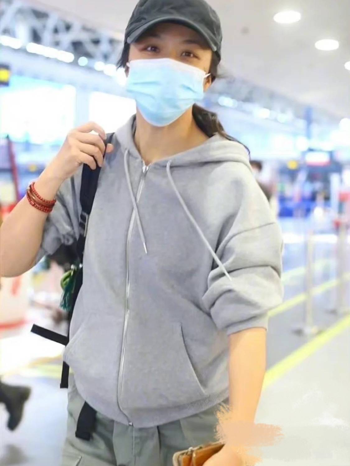 颜色 汤唯从不刻意打扮，素颜走机场还这么有气质，天生丽质就是漂亮！