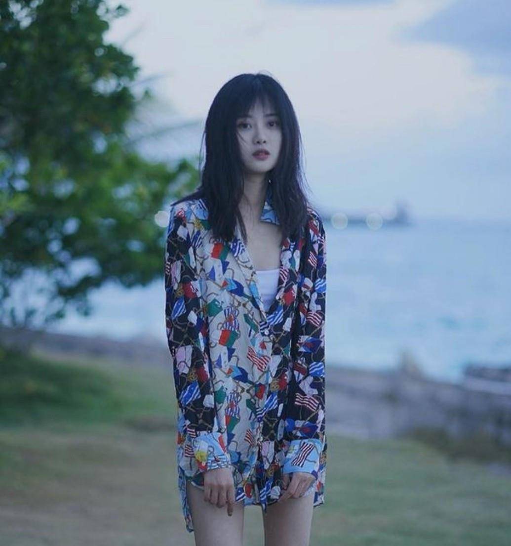 整体 李光洁带家人出门游玩，小10岁的妻子穿白衬衫出镜，大长腿真吸睛