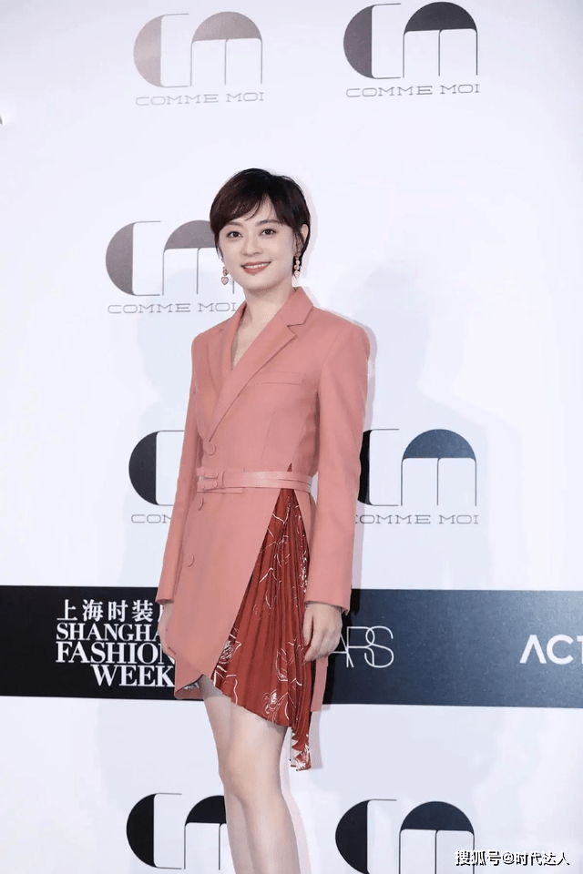 魅力 孙俪状态越来越好，穿裸粉色西装裙优雅高级，满满的大牌范