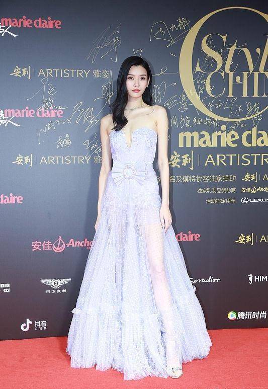 服装 奚梦瑶在国外还挺放得开,感觉礼服挺“透”的,但超模气质挡不住