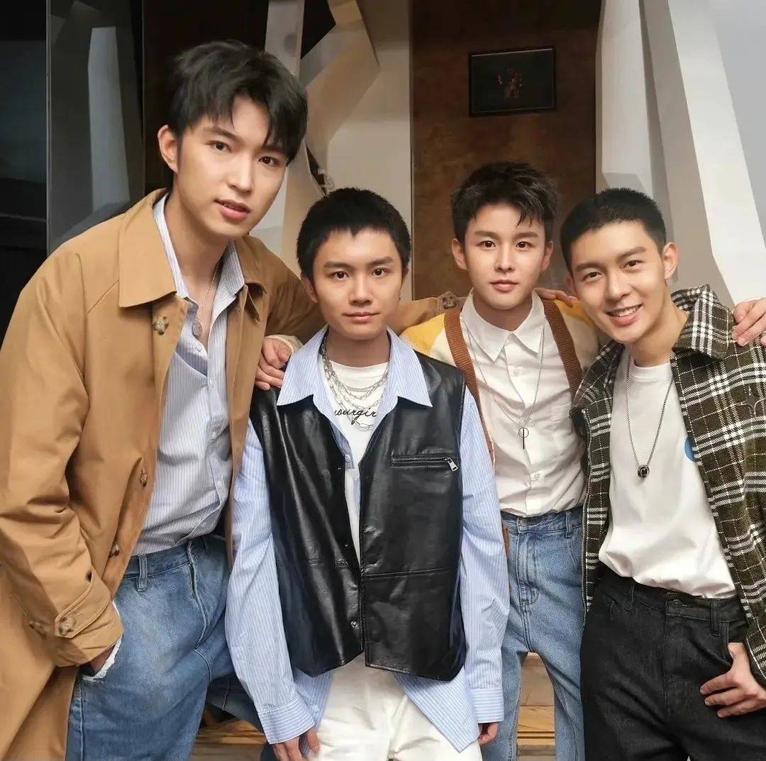 8岁横空出世的天才偶像,如今变成一米九的"傻大个"_左溢