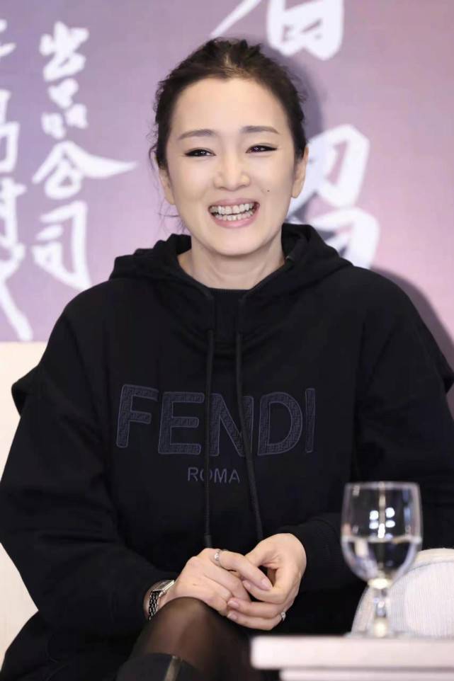 活动巩俐终于换口红了！穿5千多卫衣气场全开，笑出21颗牙不怕毁形象