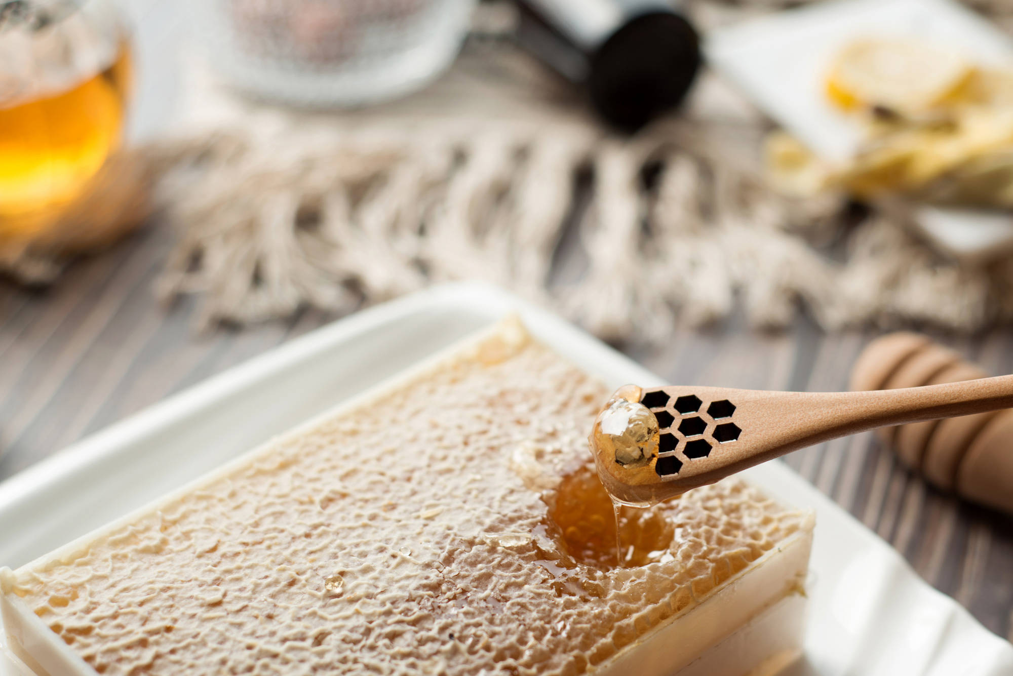 其实,纯蜂蜜的产品微乎其微,这类蜂蜜仅占国内蜂蜜和蜂蜜制品的2%,你