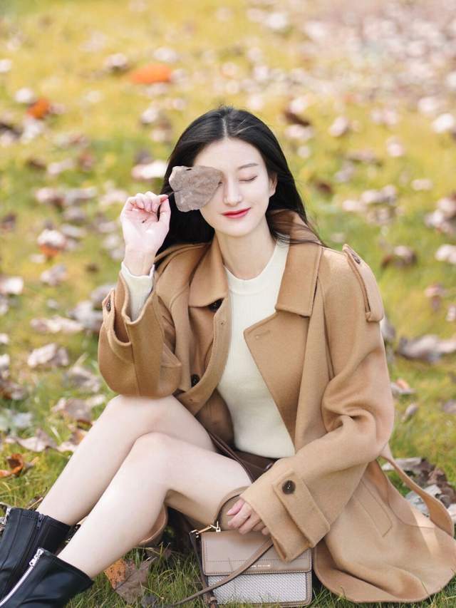 大衣 40+在秋冬该怎么穿?一件大衣搭配百褶裙高级洋气,又飒又美