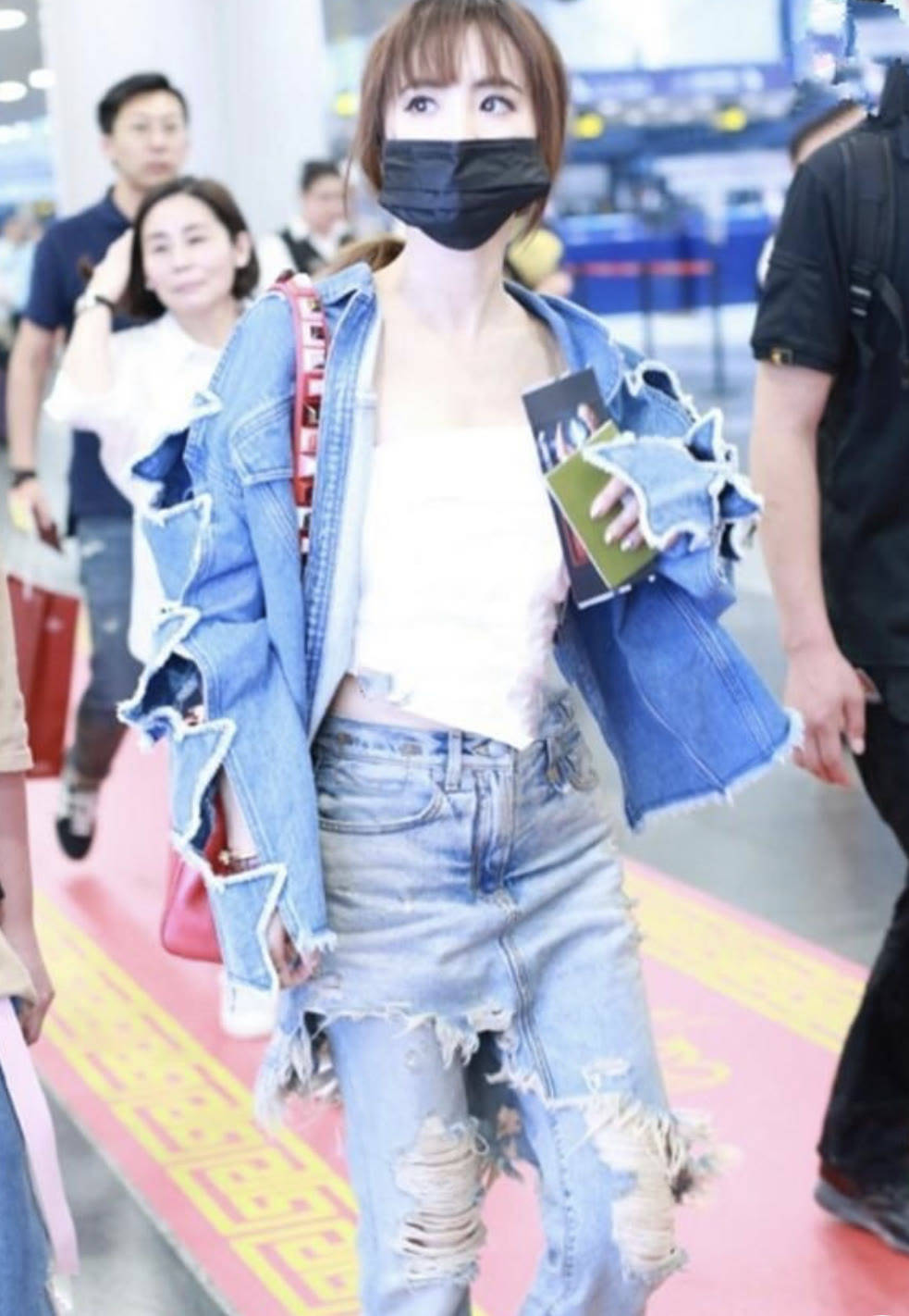 个性 蔡依林彻底放飞自我，一身衣服“破”到令人心疼，这时尚好难懂