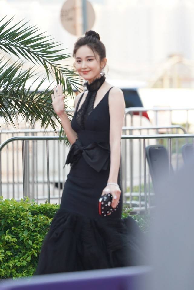 设计 古力娜扎的裙子挺个性，用圆环拼出了“倒T字”，曲线挺美的
