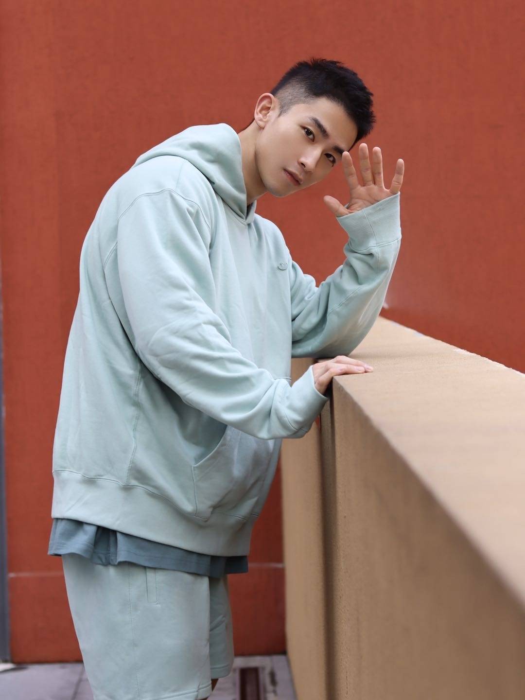 卫衣 慢跑好季节阿迪达斯带你做最靓的仔