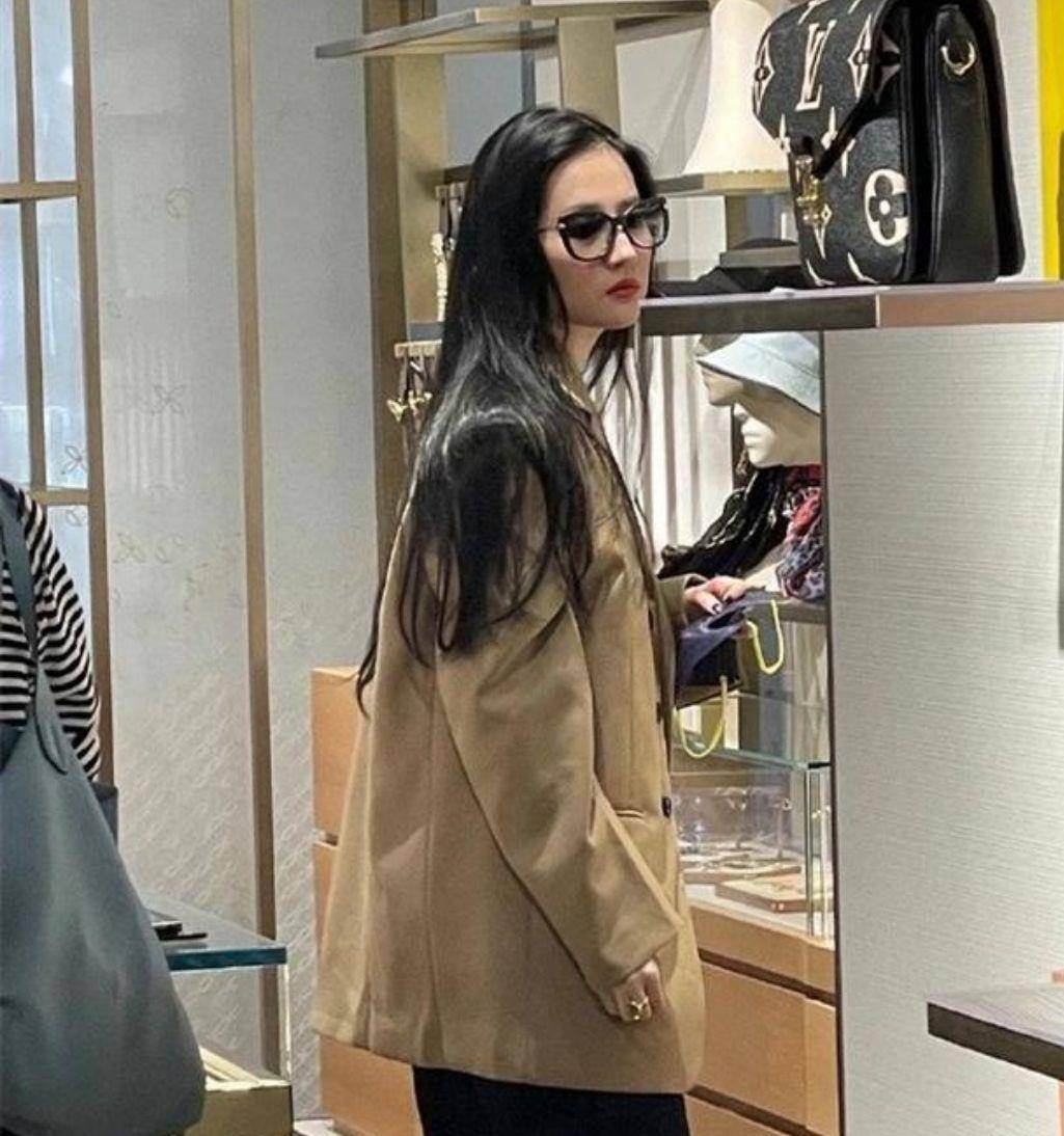 黑色 刘亦菲真美出天际了，穿西装配黑裤亮相街头，在路人镜头下仍出彩