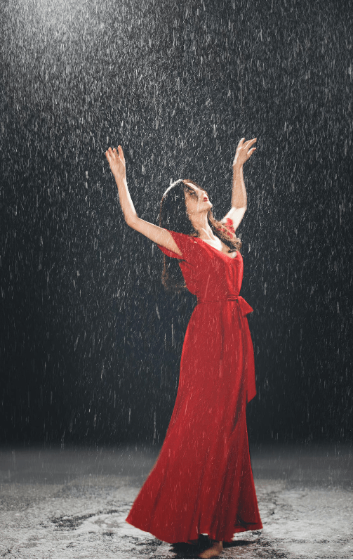 佟丽娅 张杰新歌MV中，佟丽娅穿红裙的样子太“惊艳”了，每一帧都好心动