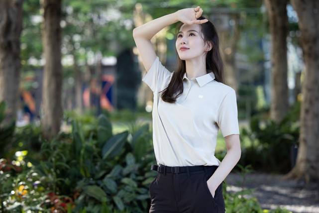 服装 8年前的刘诗诗衣品不咋地,穿着亮橘色的裙子好显黑,还好脸够嫩