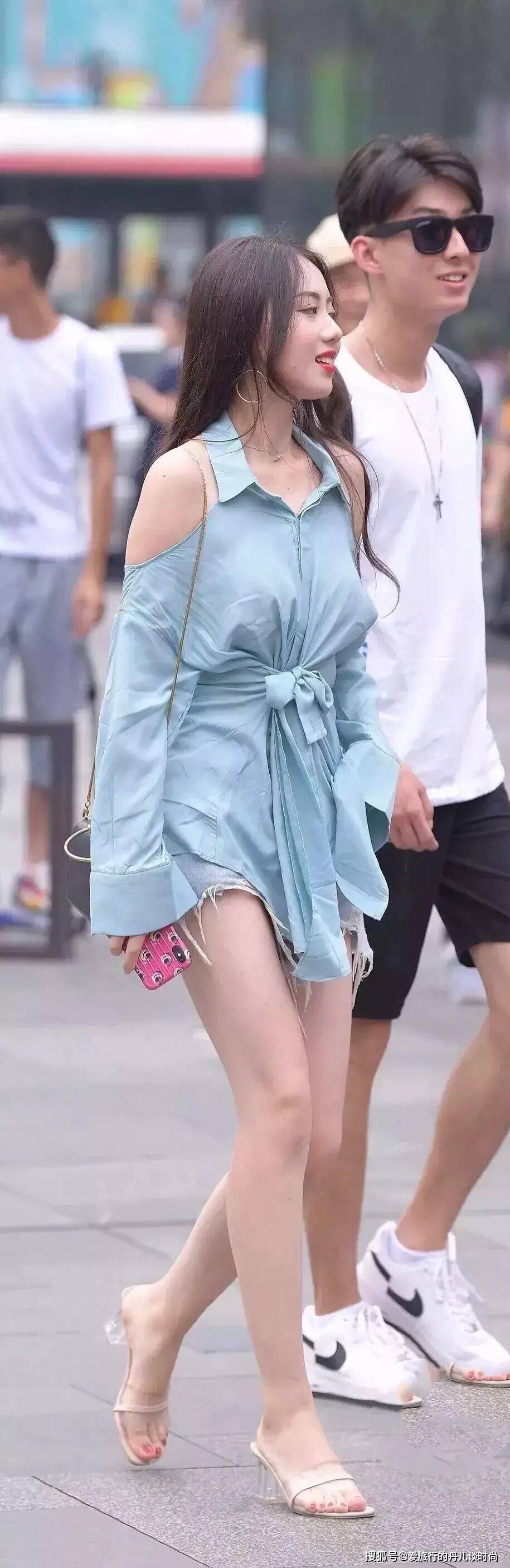 蓝色 蓝色露肩衬衫搭配牛仔短裤，甜美而又精致，女人味十足