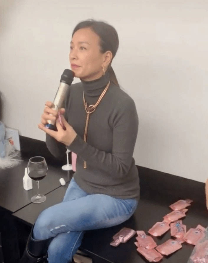 脸颊张庭尽想着穿的少女，这脸颊都凹陷没了胶原蛋白，是老阿姨了！