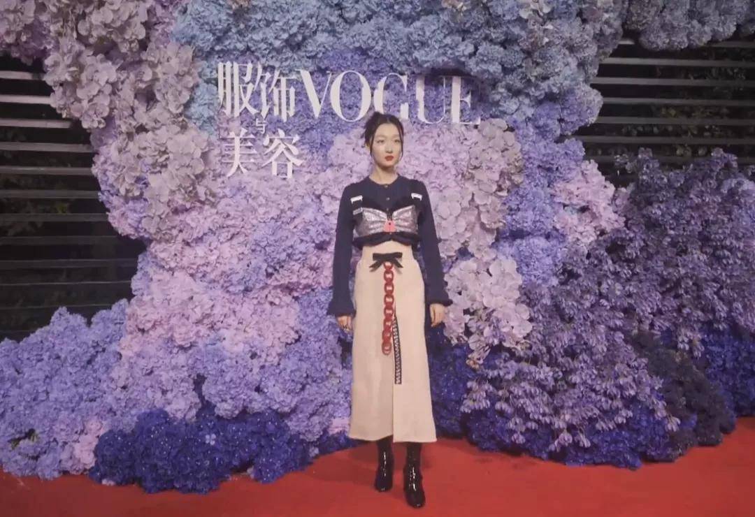 杨幂《VOGUE》盛典红毯：刘雯上衣像窗帘布，宋茜穿得仿佛要出海捕鱼