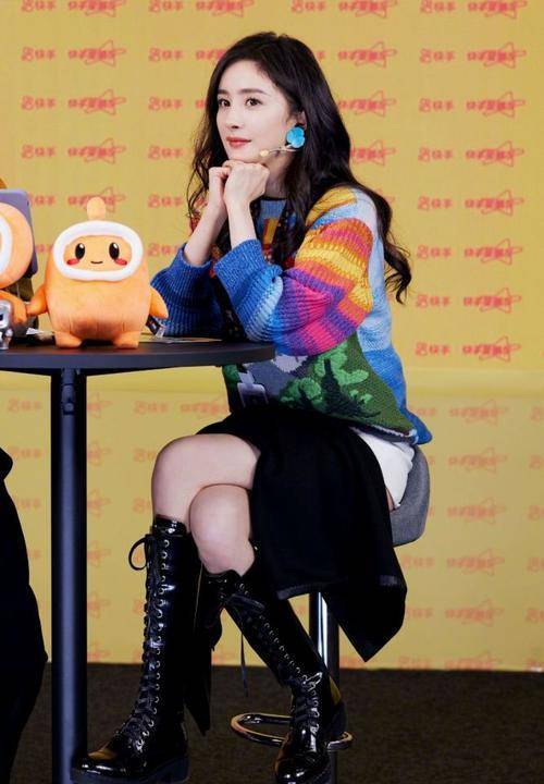 毛衣 秋天到了,又想起杨幂这组经典照片!毛衣配裙子,百看不厌啊