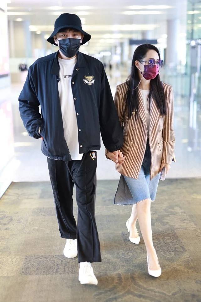 西装 52岁伊能静和42岁秦昊走机场,两人各穿各的,这造型看起来真不搭