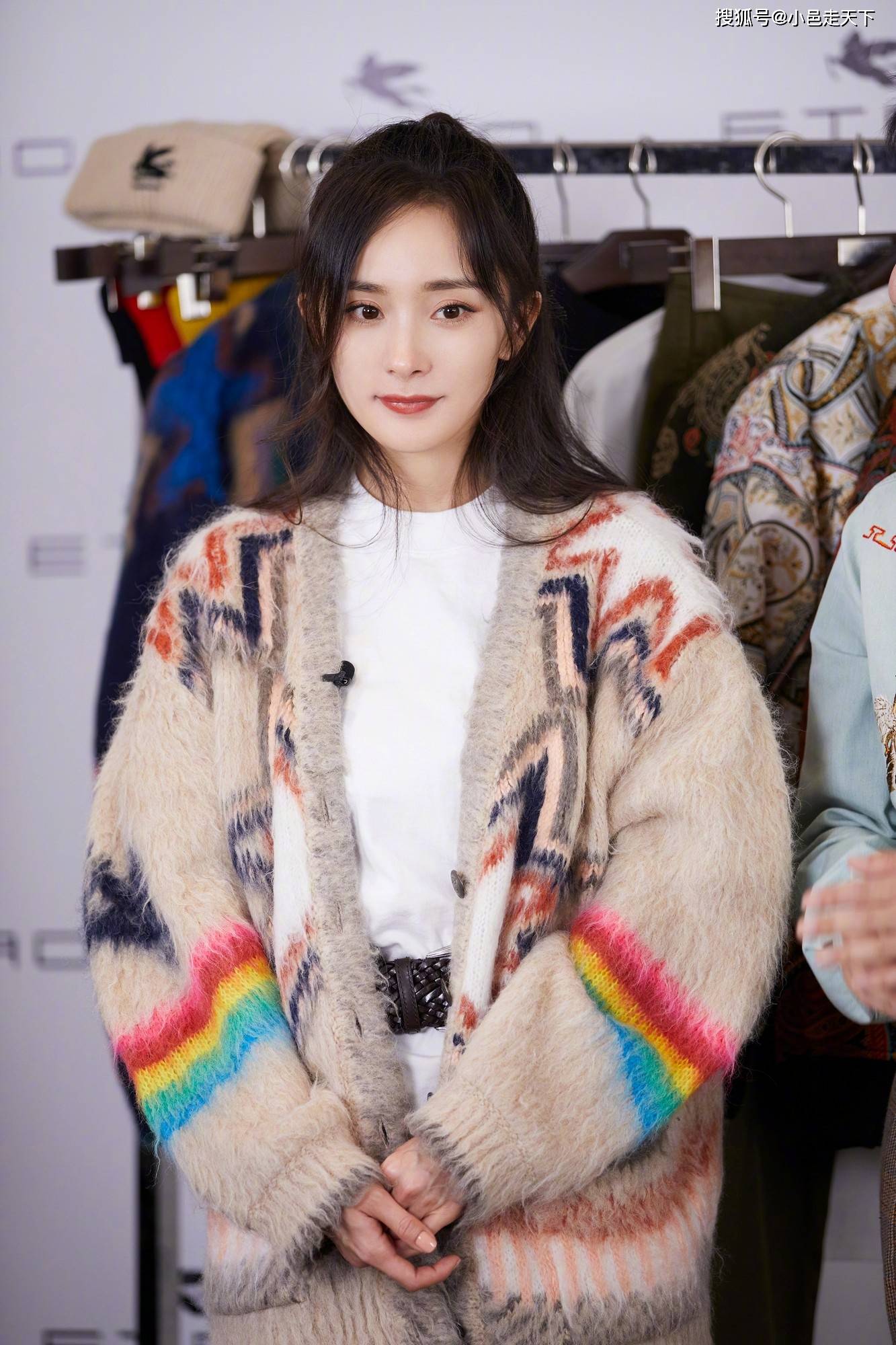 杨幂白t恤优雅写真