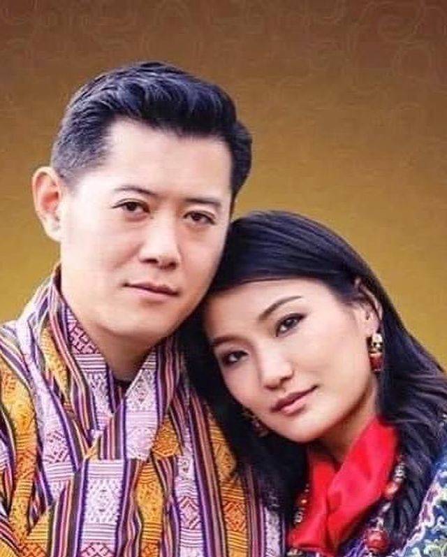 不丹王后结婚10周年纪念日!夫妇俩逛机场,甜蜜互动浪漫如初恋