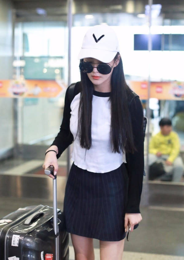 下半身 张馨予穿“男友衬衫”走机场，169身高配及臀裤，一双长腿太瞩目
